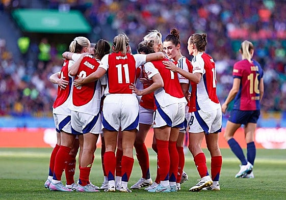 Piña de las jugadoras del Arsenal para celebrar la Champions conquistada ante el Barcelona en Lisboa.