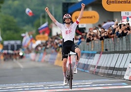 Kasper Asgreen celebra su victoria en la decimocuarta etapa del Giro.