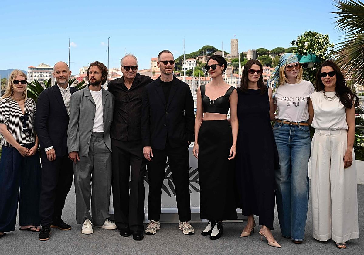 El director, Joachim Trier, y elenco de 'Sentimental values', uno de los filmes más aplaudido en esta edición del festival de Cannes.