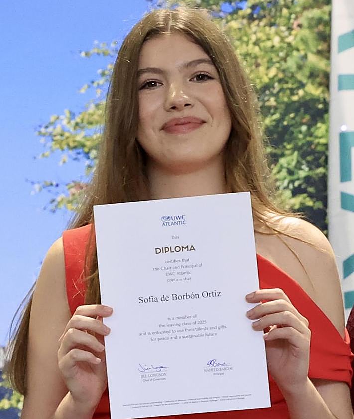 Imagen secundaria 2 - La infanta Sofia, durante su graduación, a la que han acudido los Reyes.