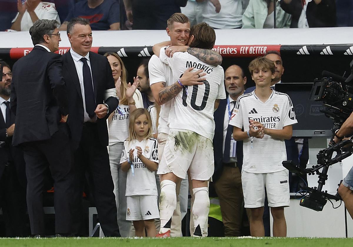 Modric y Kroos se abrazan tras el adiós del Bernabéu al croata.