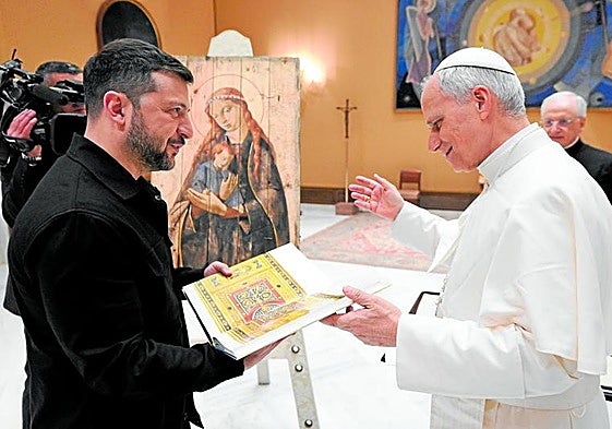 Zelenski conversa con el Papa León XIV.