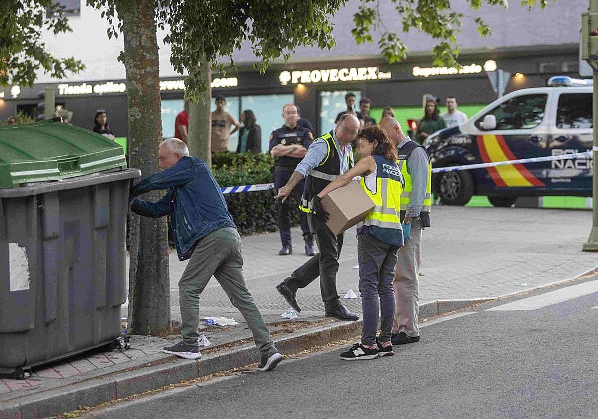 Imágenes de los agentes recogiendo pruebas en el lugar del crimen.