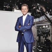 Matías Prats posa junto al plató de informativos de Antena 3, en el que lleva 27 años.