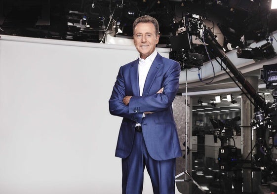 Matías Prats posa junto al plató de informativos de Antena 3, en el que lleva 27 años.