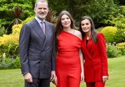 La reina Letizia y su look de invitada a la graduación de la infanta Sofía: traje rojo y cara de madre orgullosa