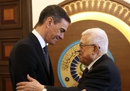 Pedro Sánchez con el presidente de Palestina, Mahmud Abbas.