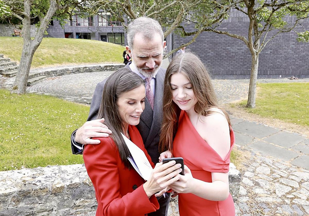 Los reyes Felipe VI y Letizia junto a la infanta Sofía viendo el vídeo de la princesa Leonor.