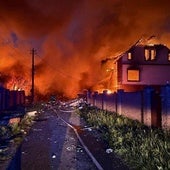 Una calle a las afueras de Kiev flanqueada por edificios destruidos y en llamas tras el ataque nocturno.