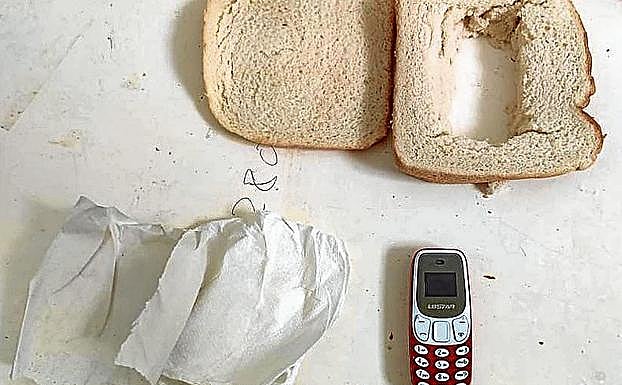 Una rebanada de pan de molde puede servir para camuflar un móvil.
