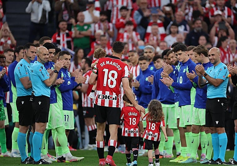 La emotiva despedida de Óscar de Marcos en San Mamés.