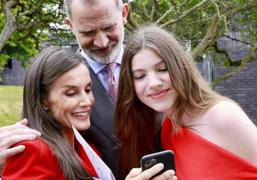 Sorpresas en la graduación de la infanta Sofía: el polémico traje de Letizia y la razón viral del vídeo sorpresa de Leonor