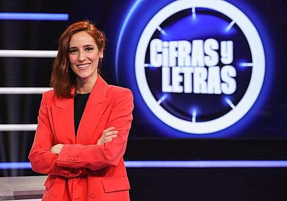 Elena Herraiz, en el plató donde conduce el programa 'Cifras y letras'.