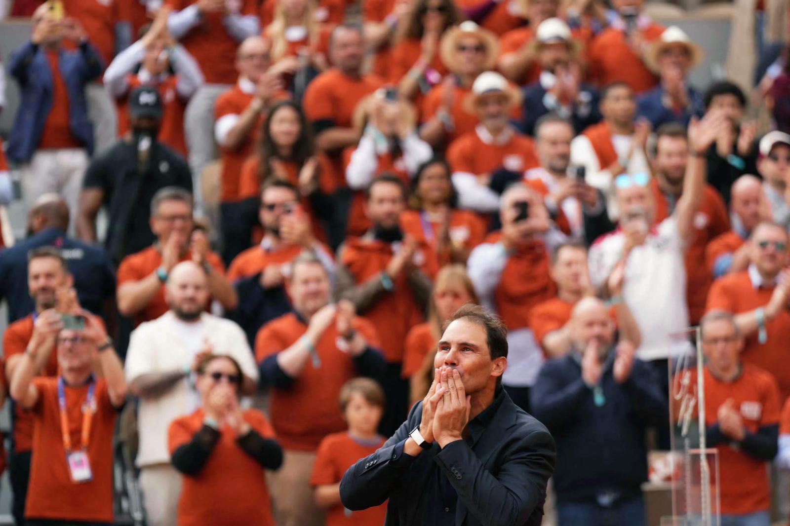 Nadal, visiblemente emocionado, agradece el cariño del público.