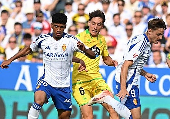 El Zaragoza logra la permanencia al ganar al Deportivo por la mínima