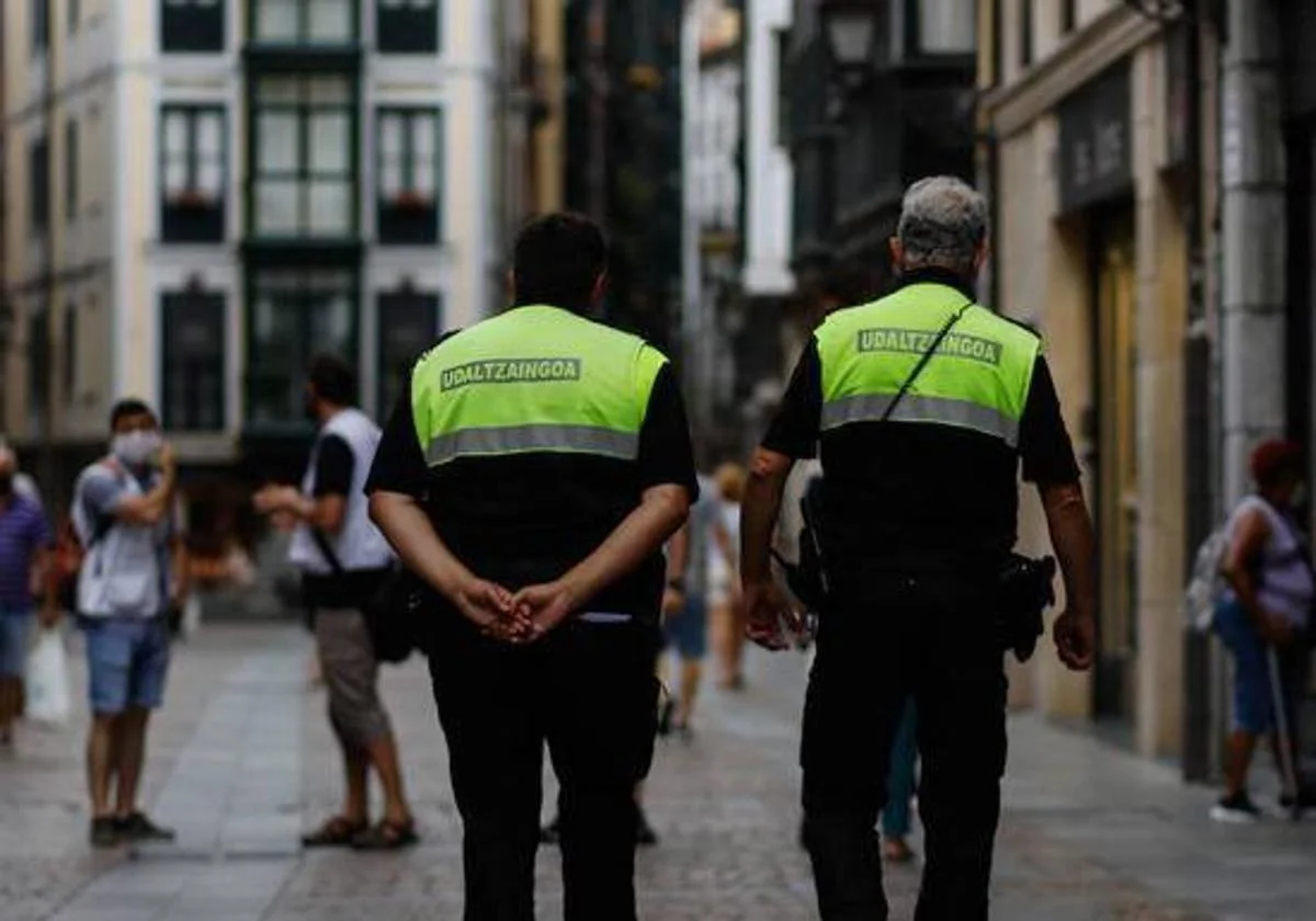 Seis detenidos por agresión sexual y retención ilegal de tres hombres en un piso de Bilbao
