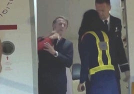 El momento del polémico gesto de la primera dama gala a su marido.