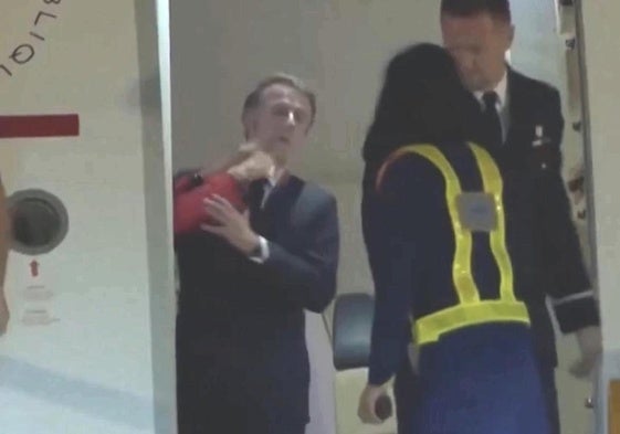 El momento del polémico gesto de la primera dama gala a su marido.