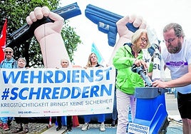 Protesta contra la nueva propuesta para implantar el servicio militar en Alemania.