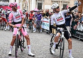 Del Toro y Ayuso, en una salida de etapa del Giro.