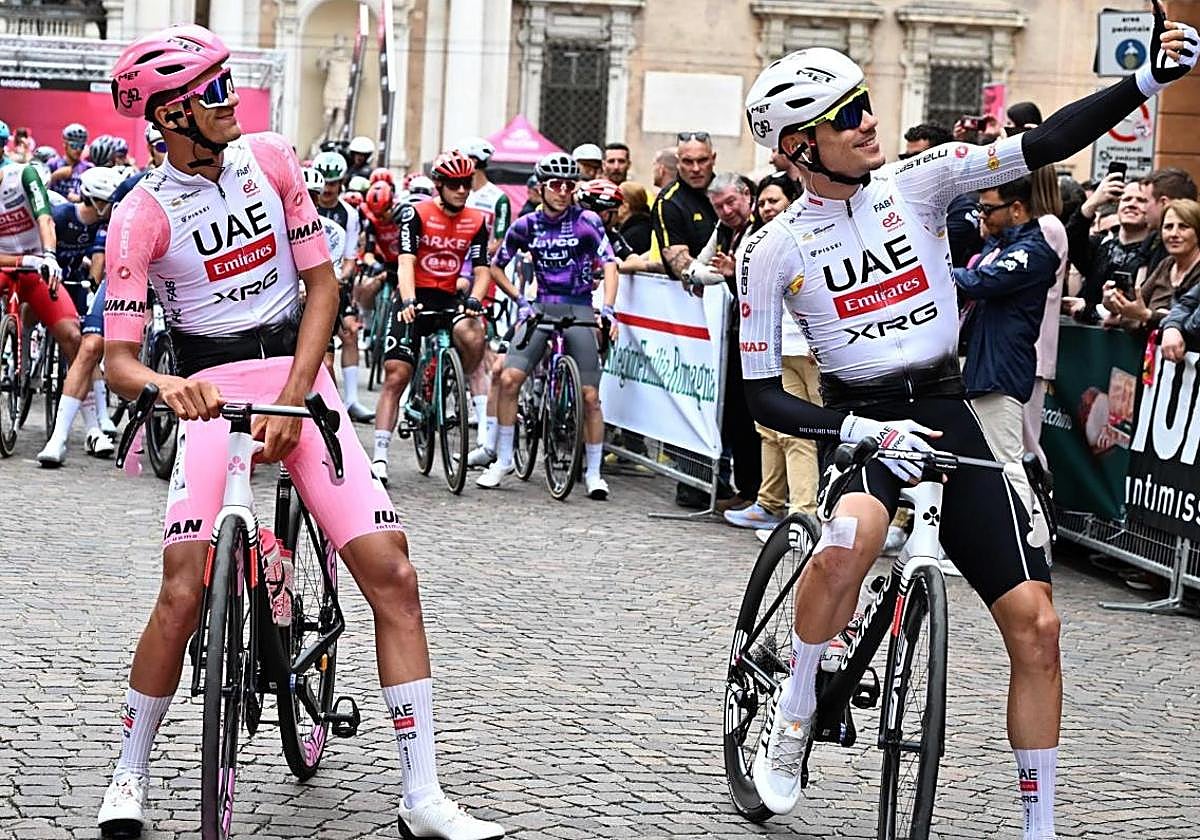 Del Toro y Ayuso, en una salida de etapa del Giro.