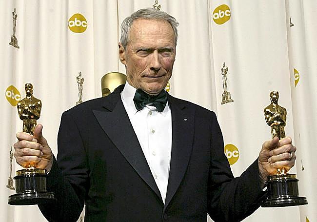 Eastwood con sus dos Oscar como productor y director de 'Million Dollar Baby' en 2005.