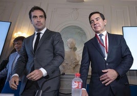 El ministro de Economía, Carlos Cuerpo, y el presidente de BBVA, Carlos Torres, durante un encuentro el año pasado en Santander.