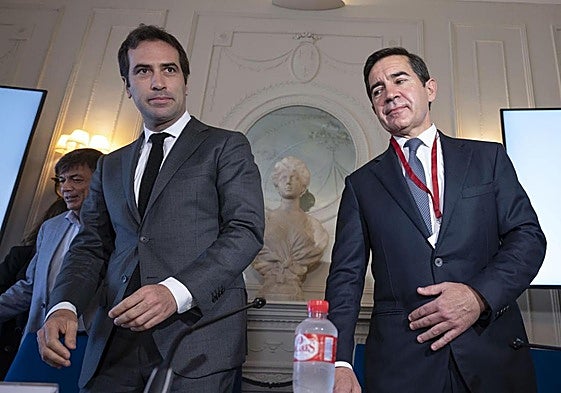 El ministro de Economía, Carlos Cuerpo, y el presidente de BBVA, Carlos Torres, durante un encuentro el año pasado en Santander.