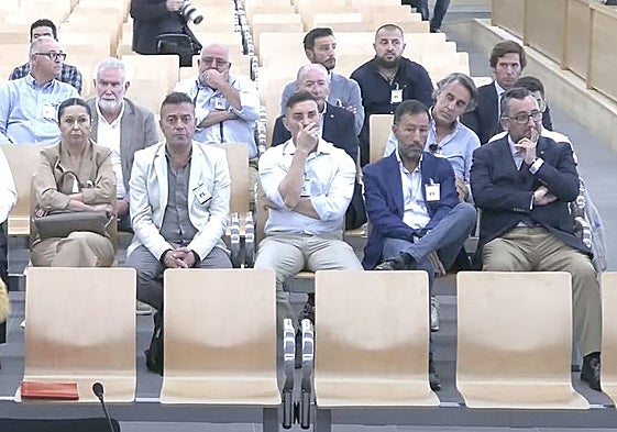 Banquillo de los acusados de la 'operación Drake', a la derecha en primer fila con gafas José Norberto Uzal.