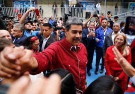 Un ciudadano trata de localizar su mesa electoral ante de votar.
