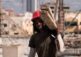 Un inmigrante trabaja en una obra.