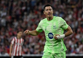 Robert Lewandowski celebra uno de los dos goles que marcó el domingo al Athletic en San Mamés.