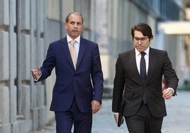 Carlos Neira (derecha), abogado de Alberto González Amador, a su llegada al Tribunal Supremo