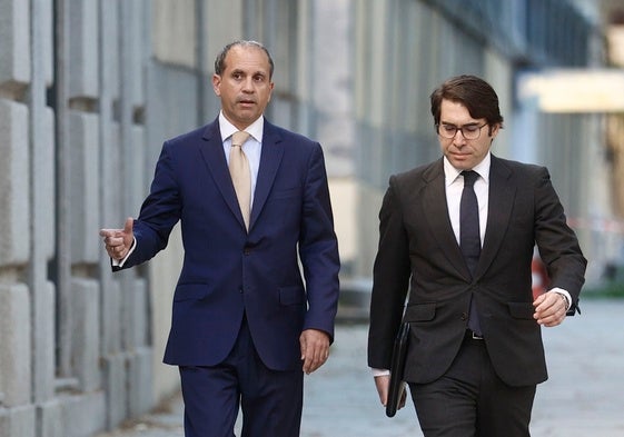 Carlos Neira (derecha), abogado de Alberto González Amador, a su llegada al Tribunal Supremo