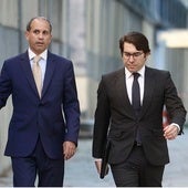 Carlos Neira (izquierda), abogado de Alberto González Amador, a su llegada al Tribunal Supremo