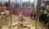 Un joven revisa el paquete con los alimentos antes de dejar el centro de reparto.