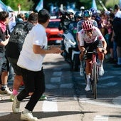 Carapaz da un vuelco al Giro, ya sin Roglic y con Ayuso hundido