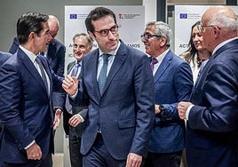 El presidente de BBVA, Carlos Torres, el ministro de Economia, Carlos Cuerpo, y el presidente del Banco Sabadell, Josep Oliu.