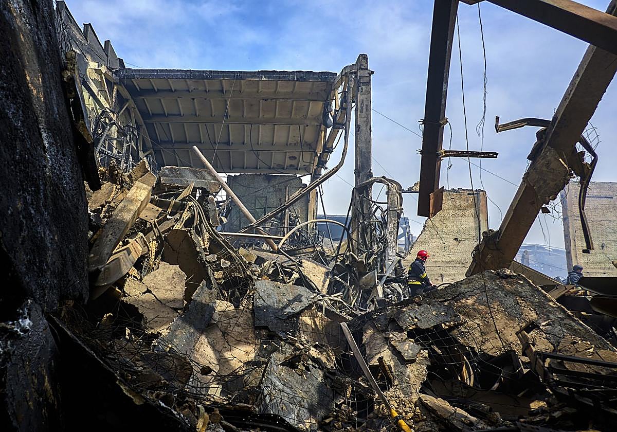 Un almacén cerca de Járkov afectado por un ataque con drones rusos.