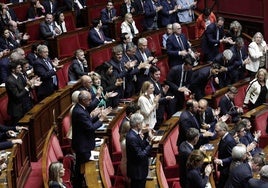 Los diputados aplauden en la Asamblea Nacional francesa la aprobación del proyecto de ley sobre la eutanasia.