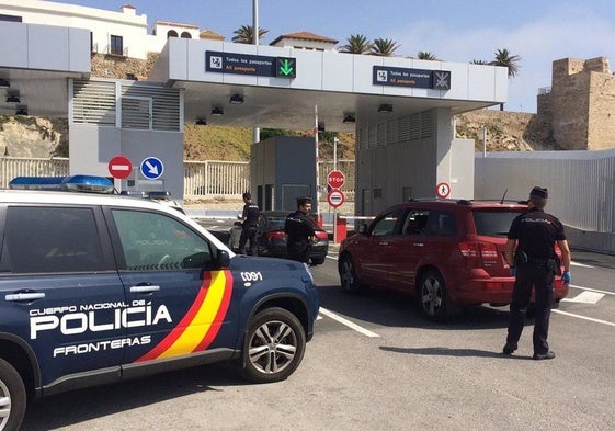 Agentes de la Policía Nacional en el puesto fronterizo de Tarifa.