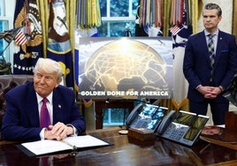 El presidente estadounidense, Donald Trump, y el jefe del Pentágono, Pete Hegseth, durante la presentación del proyecto de escudo antimisiles bautizado como 'Cupula Dorada'.