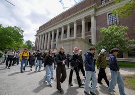 Un grupo de estudiantes canadienses recorre el campus de Harvard.