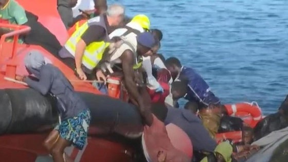 Las duras imágenes del vuelco del cayuco.