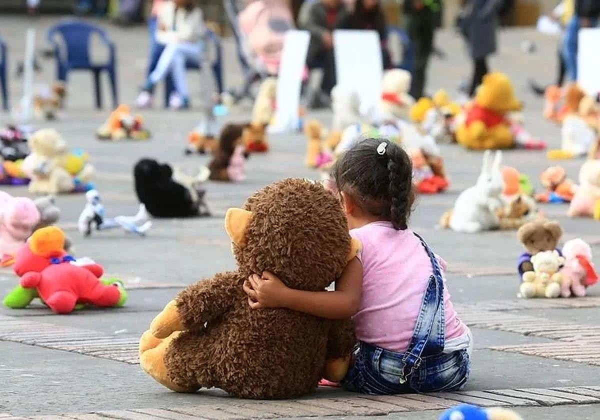 Una menor entre peluches