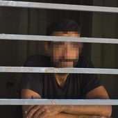 El detenido, mientras esperaba a los bomberos en el piso en el que fue sorprendido.