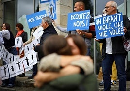 Un grupo de víctimas, miembros de colectivos de mujeres, ONGs y sindicatos se han reunido frente al Palacio de Justicia.