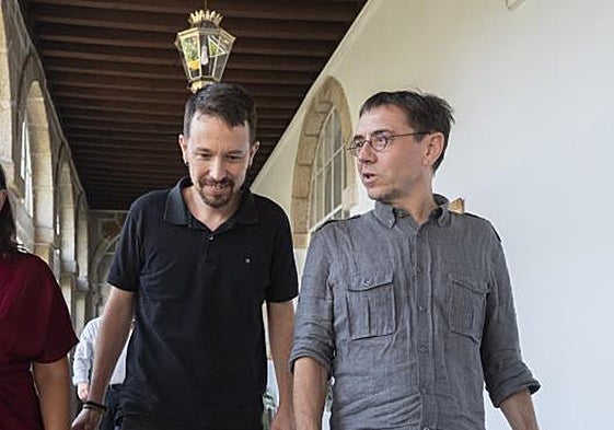 Juan Carlos Monedero y Pablo Iglesias en los cursos de verano de El Escorial (Madrid) en julio de 2022.