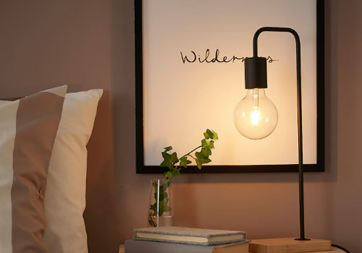 Aporta elegancia y sencillez a tu hogar con esta lámpara de mesa de Ikea que ahora cuesta sólo 9,99€