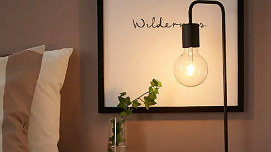 Aporta elegancia y sencillez a tu hogar con esta lámpara de mesa de Ikea que ahora cuesta sólo 9,99€